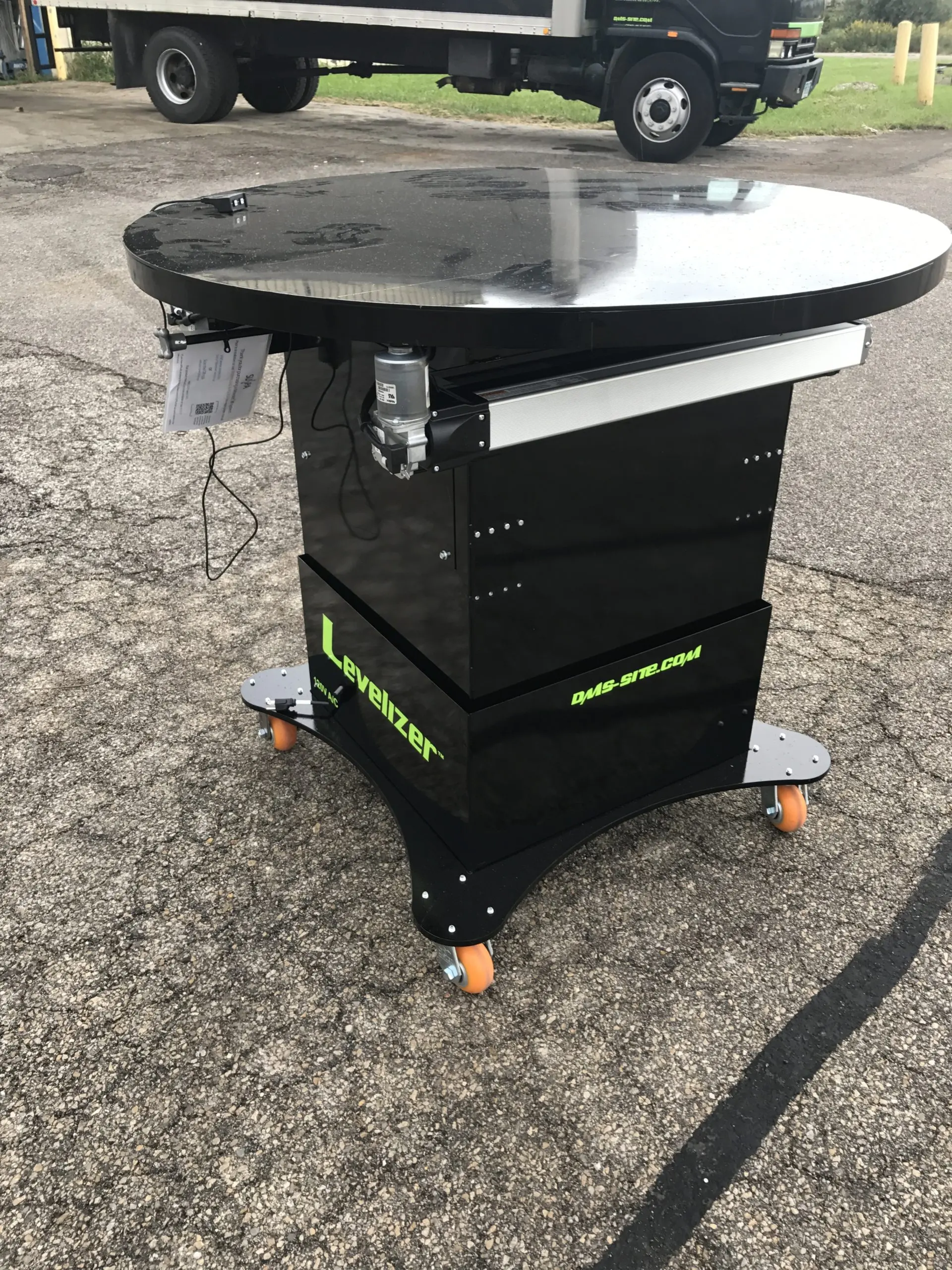Levelizer® RND Round Table, view 3
